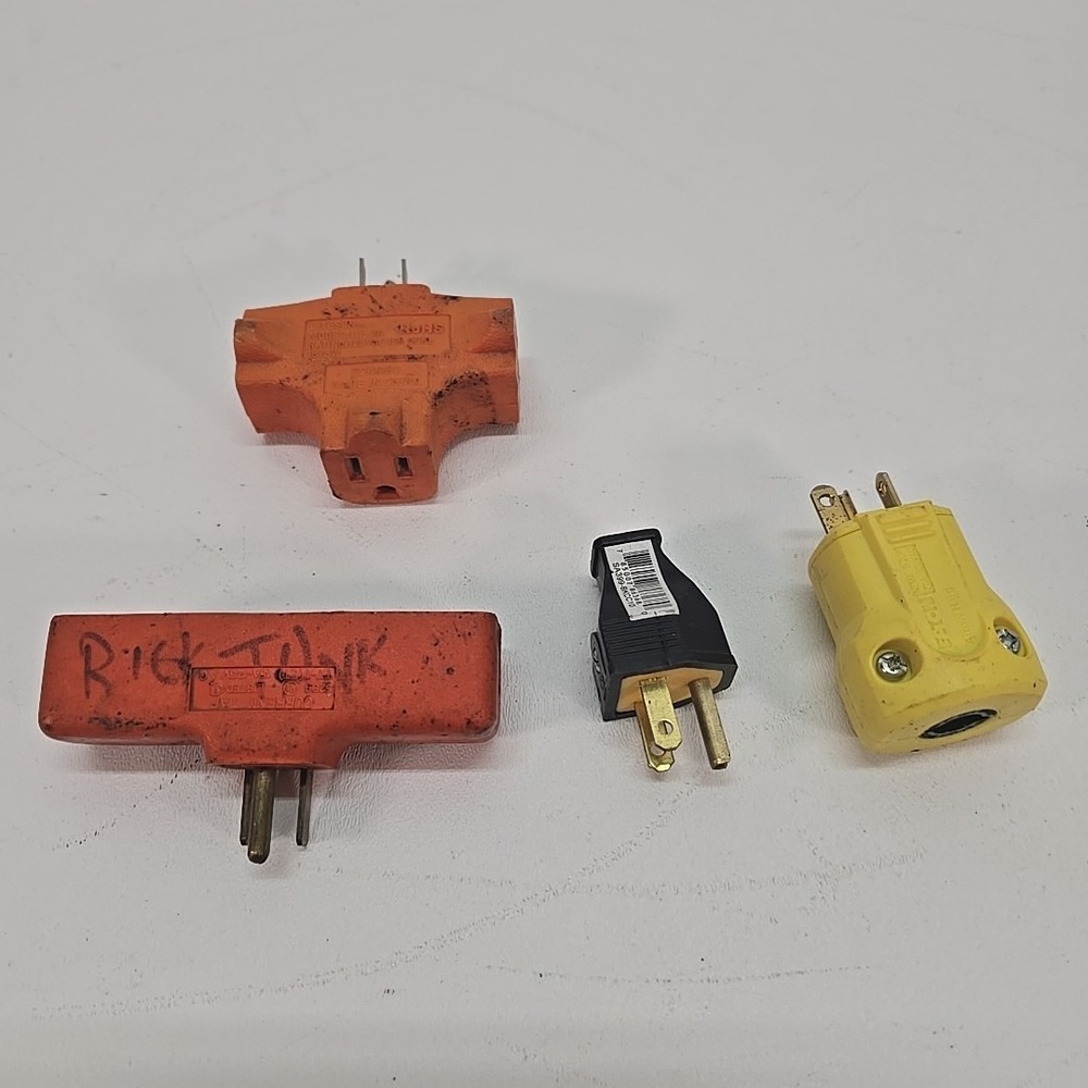 LOT OF 4  2 Three Outlet Grounding Outlet Adapter 3 Wire‎ & 2 Replacement Plugs